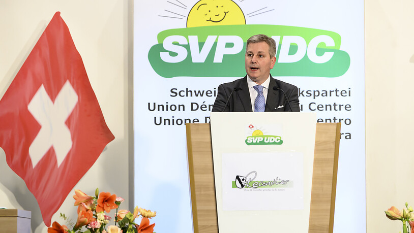 SVP-Parteipräsident Marco Chiesa kritisiert, dass der Bundesrat die EU-Sanktionen blind übernommen hat. (Archivbild)