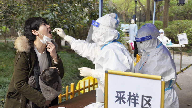 China hat mehr als 10.000 Gesundheitskräfte aus dem ganzen Land nach Shanghai geschickt, um den sich rasch ausbreitenden Corona-Ausbruch in Chinas größter Stadt zu bekämpfen und um bei den Massentests zu unterstützen. Foto: -/kyodo/dpa