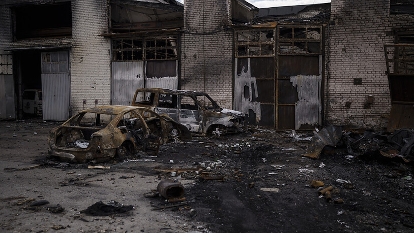 Verbrannte Autos und Lagerhäuser in der Nähe des Antonov International Airport in Hostomel am Stadtrand von Kiew. Foto: Felipe Dana/AP/dpa