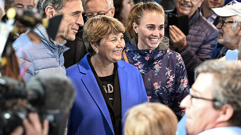 Ende April sind die Genferinnen und Genfer an der Reihe: Bundesrätin Viola Amherd (in Blau) beim Bad in der Menge in Luzern im Herbst 2021. (Archivbild)