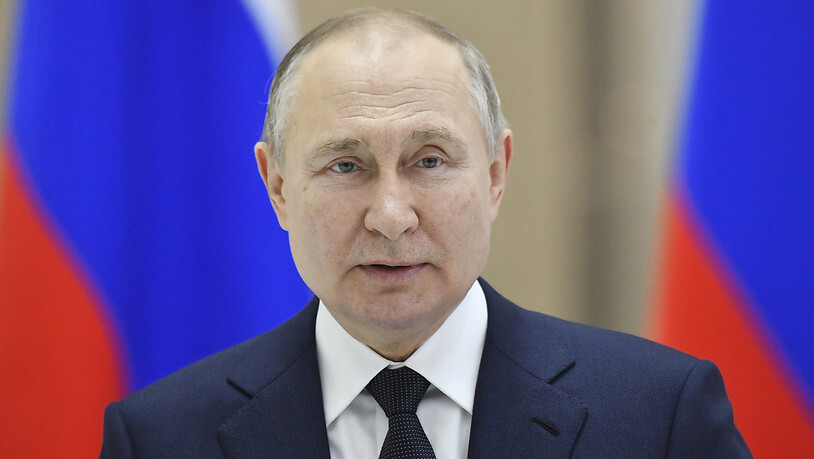 HANDOUT - Das von der staatlichen russischen Nachrichtenagentur Sputnik über AP veröffentlichte Bild zeigt Wladimir Putin, Präsident von Russland, der während seines Besuchs des Kosmodroms Wostotschny eine Rede in einer Raketenmontagehalle hält. Foto:…