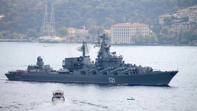 ARCHIV - Der russische Lenkwaffenkreuzer «Moskwa» fährt durch den Bosporus ins Mittelmeer. Nach einer Explosion im Munitionslager des Schiffes muss Russland in seinem Krieg gegen die Ukraine künftig auf seinen wichtigsten Raketenkreuzer im Schwarzen Meer…