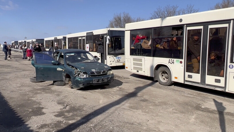 Ein IKRK-Konvoi mit Bussen und Privatautos von Mariupol in den Westen des Landes. (Archivbild)