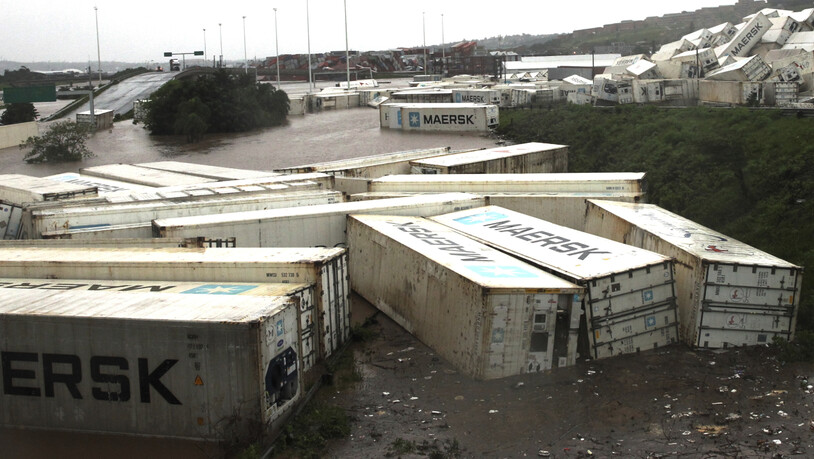 Blick auf von den Überschwemmungen mitgerissene und durcheinander geworfene Schiffscontainer. In Südafrika haben die Aufräumarbeiten nach der bislang schlimmsten aufgezeichneten Unwetter-Katastrophe begonnen. Foto: Uncredited/AP/dpa