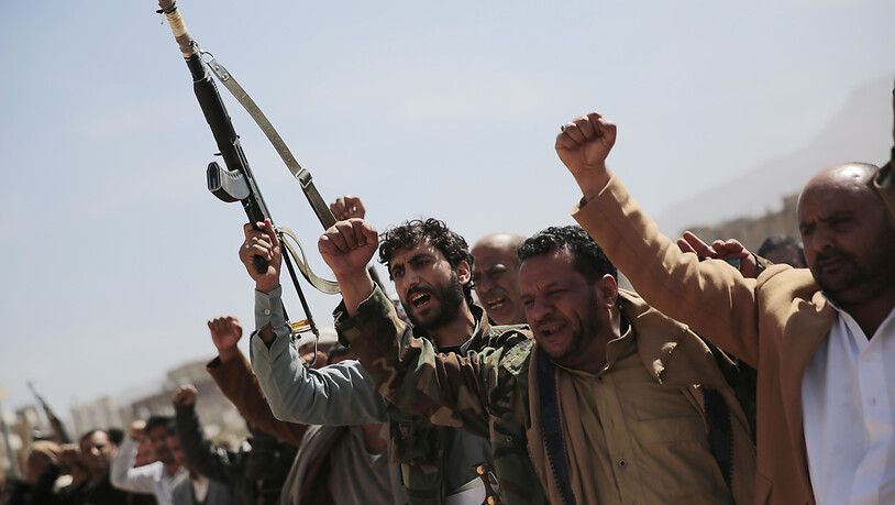 ARCHIV - Huthi-Kämpfer nehmen an einem Trauerzug für Rebellen teil, die bei Kämpfen mit Kräften der international anerkannten jemenitischen Regierung getötet wurden. Foto: Hani Mohammed/AP/dpa