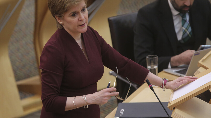 FILED - Ohne Maske im Friseursalon: Das sieht die schottische Polizei auch bei Regierungschefin Nicola Sturgeon nicht gerne. Photo: Fraser Bremner/Daily Mail/PA Wire/dpa
