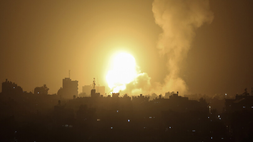 Eine Explosion wird durch israelische Luftangriffe auf eine Militärbasis der Hamas in der Stadt Khan Younis im südlichen Gazastreifen verursacht. Foto: Yousef Masoud/AP/dpa