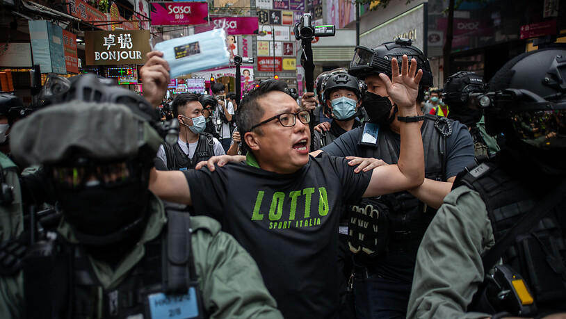 ARCHIV - Der pro-demokratische Politiker Tam Tak-chi wird während einer Protestaktion von Polizisten festgenommen. Der prominente demokratische Hongkonger Aktivist ist zu 40 Monaten Haft verurteilt worden. Foto: Ivan Abreu/SOPA Images via ZUMA Wire/dpa