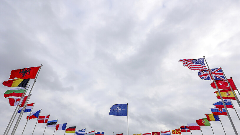 ARCHIV - Die Nato-Fahne (m.) und die der Nato-Mitgliedsländer wehen vor dem NATO-Hauptquartier. Foto: Olivier Matthys/AP/dpa