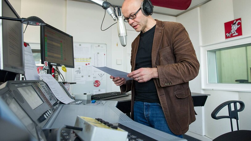 2013: Der heutige Leiter der Südostschweiz-Chefredaktion, Reto Furter, am Mikrofon bei Radio Grischa.