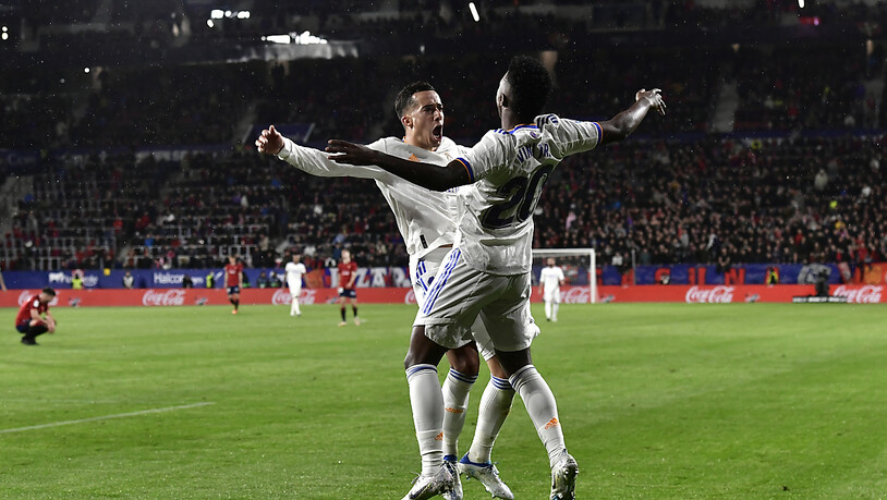 Lucas Vazquez (links) und Vinicius Junior bejubeln den dritten und letzten Treffer von Real Madrid gegen Osasuna
