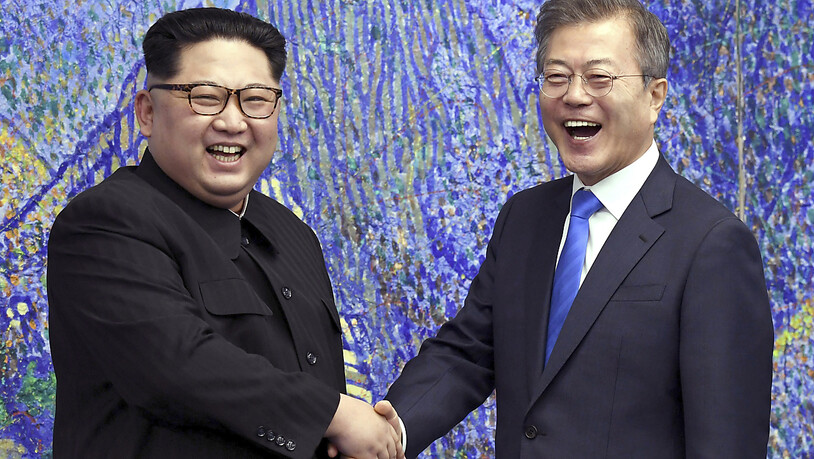 ARCHIV - Moon Jae-in (r), scheidender Präsident von Südkorea hat Kim Jong Un, Machthaber von Nordkorea, in einem Abschiedsbrief zum Dialog aufgerufen. Foto: Korea Summit Press/Pool via AP/dpa