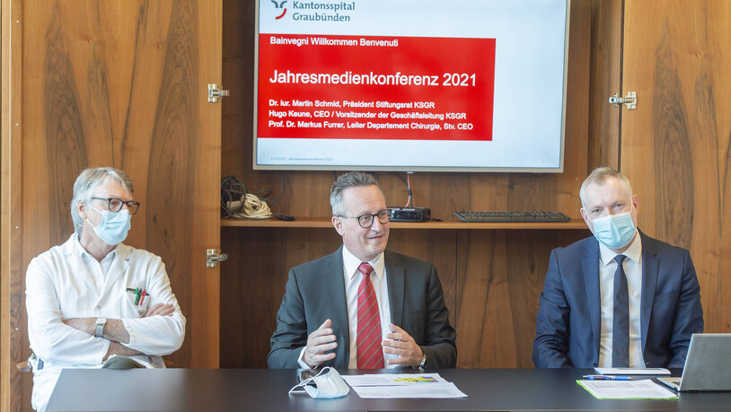 Blick aufs Jahr 2021 zurück: Prof. Markus Furrer, Dr. Martin Schmid und Hugo Keune (v. l.) präsentierten die Zahlen des Kantonsspitals Graubünden im vergangenen Jahr. 