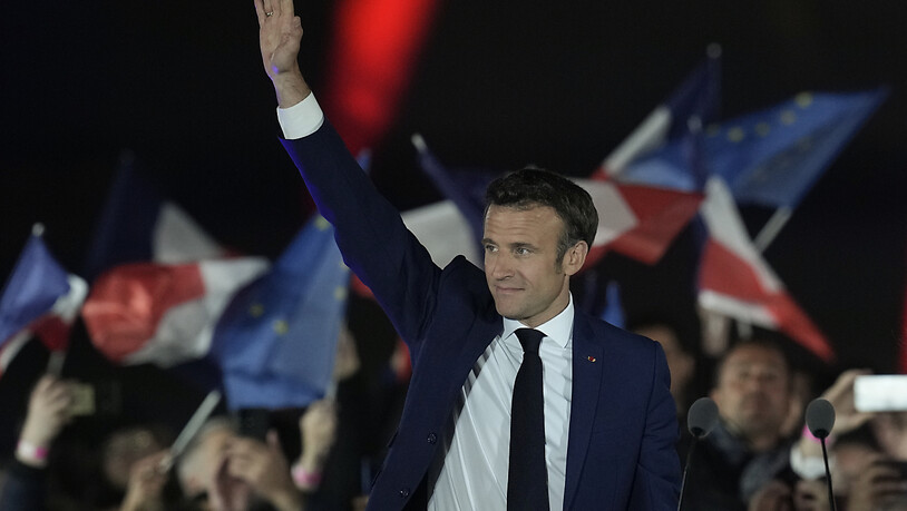 Emmanuel Macron, Präsident von Frankreich, grüßt seine Anhänger. Foto: Christophe Ena/AP/dpa