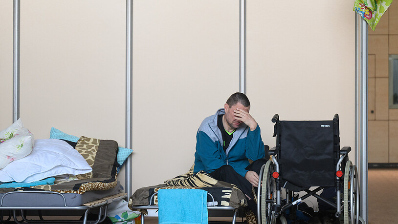 dpatopbilder - Viktor, der aus Bela Tserkva geflüchtet ist, sitzt in der Turnhalle des Gymnasiums Bürgerwiese, die derzeit als Notunterkunft für geflüchtete Menschen aus der Ukraine genutzt wird. Foto: Robert Michael/dpa