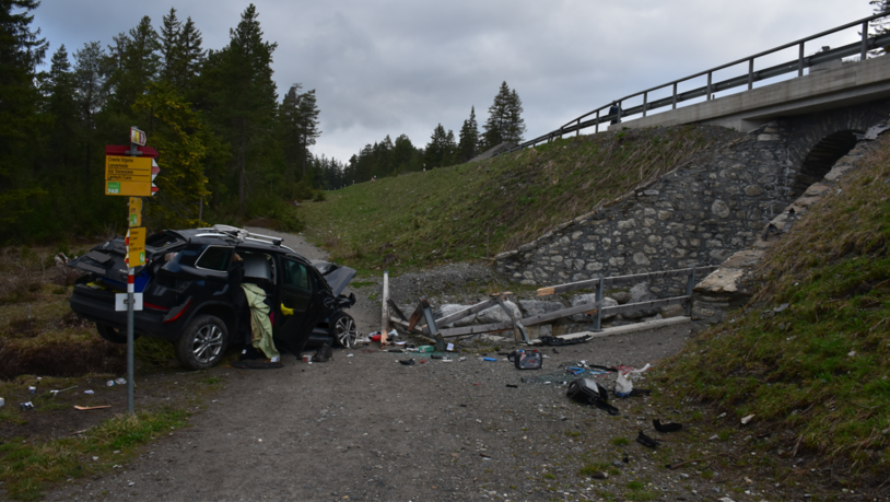 Von der Strasse abgekommen: Nach zweistündiger Suche findet die Alpine Rettung den 27-Jährigen unterhalb der Hauptstrasse bei Lantsch/Lenz. Er zog sich unbestimmte Verletzungen zu.