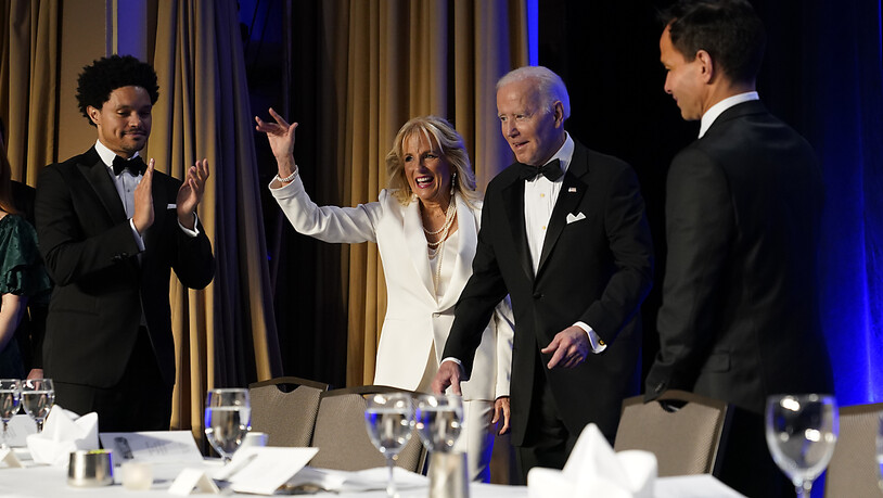 US-Präsident Joe Biden und seine Frau Jill Biden kommen zum jährlichen White House Correspondents' Association Dinner. Foto: Patrick Semansky/AP/dpa
