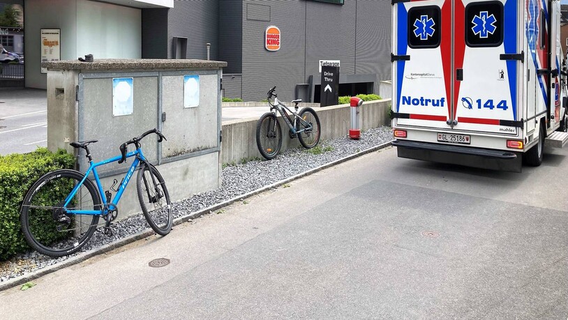 Velounfall auf dem Zaunweg in Netstal: Eine E-Bike-Fahrerin und ein Rennvelofahrer kollidieren miteinander.