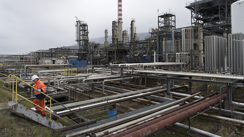 In der Raffinerie von Cressier (NE) wird in die Schweiz importiertes Rohöl verarbeitet. (Archiv)