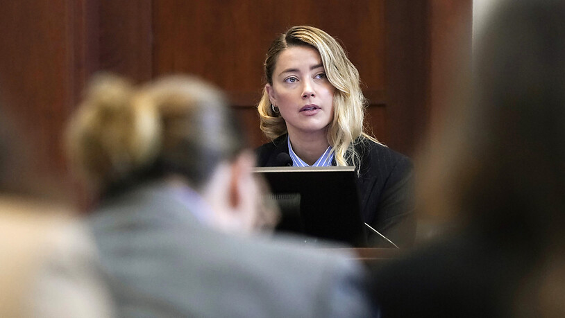 Nun kommt auch Amber Heard (r) zu Wort: Bei der Anhörung im Rahmen der Klage wegen Verleumdung, die ihr Ex-Mann und US-Star Johnny Depp (l) gegen sie eingereicht hat, wird die Schauspielerin in den Zeugenstand gerufen. Foto: Elizabeth Frantz/Pool Reuters…