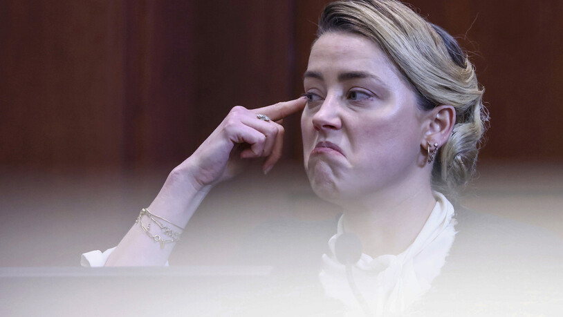 Die Schauspielerin Amber Heard sagt im Gerichtssaal des Fairfax County Circuit Court in Fairfax, Virginia, aus. Foto: Jim Lo Scalzo/Pool EPA via AP/dpa