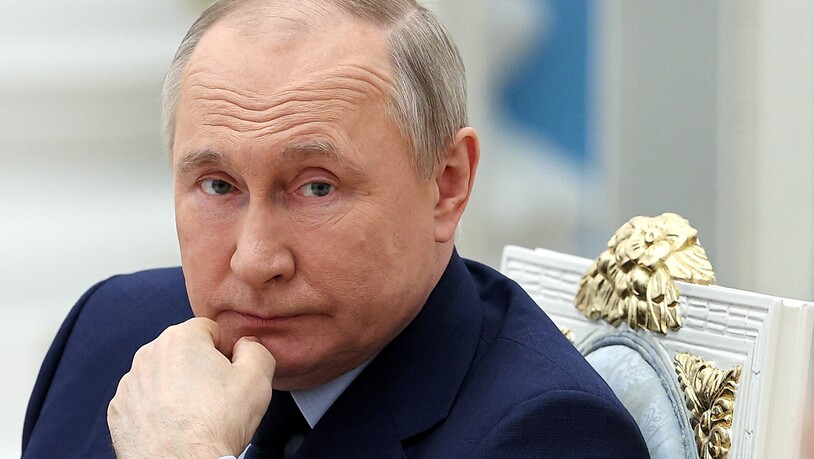 HANDOUT - Das von der staatlichen russischen Nachrichtenagentur Sputnik über AP veröffentlichte Handout-Foto zeigt Wladimir Putin, Präsident von Russland, während er bei einer Sitzung des Aufsichtsrates von «Russland - Land der Möglichkeiten» im Kreml…