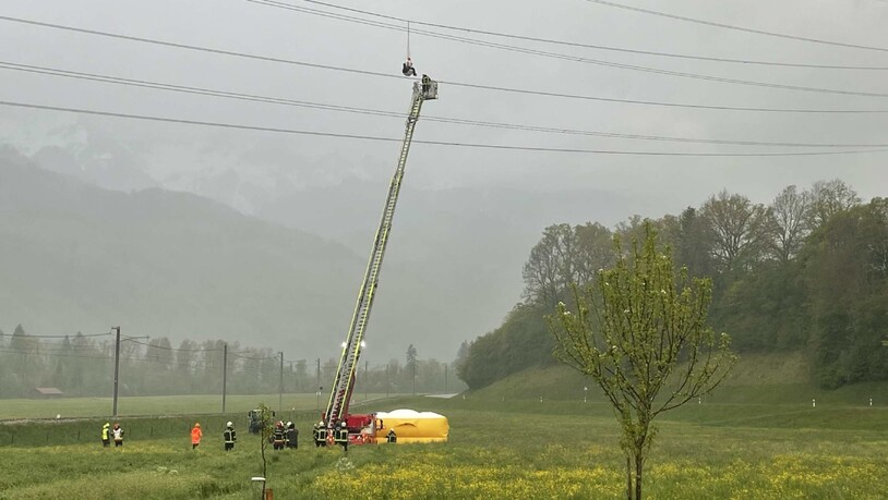 Ein Gleitschirmflieger blieb beim Landeanflug in Enney FR am Samstag auf rund dreissig Metern Höhe in einer Hochspannungsleitung hängen. Der Rettungseinsatz dauerte mehrere Stunden.