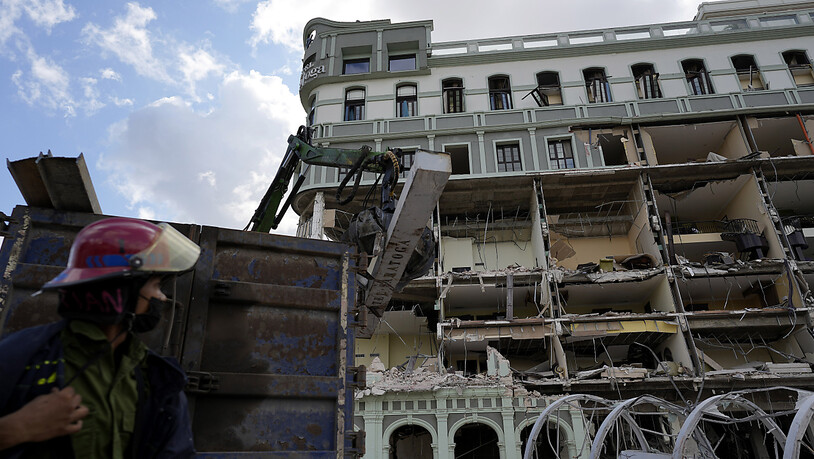Arbeiter entfernen Schutt vom Ort der Explosion, die das Fünf-Sterne-Hotel Saratoga zerstört hat. Foto: Ramon Espinosa/AP/dpa