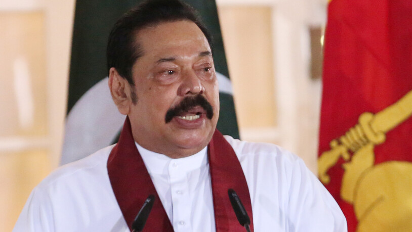 ARCHIV - Der bisherige Premierminister Sri Lankas, Mahinda Rajapaksa, spricht während einer Pressekonferenz. Inmitten der andauernden Proteste ist der Regierungschef Sri Lankas zurückgetreten. Das sagte ein Sprecher des Premiers am Montag der…