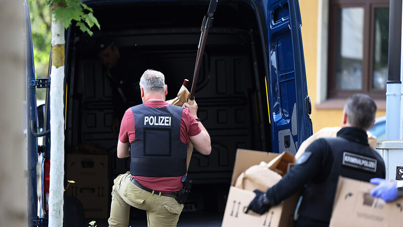 dpatopbilder - Polizisten tragen Gegenstände, darunter mehrere Stichwaffen und Speere, aus dem Wohnhaus des Verdächtigen in Essen. Foto: David Young/dpa