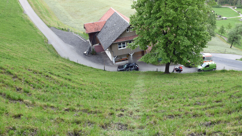 140 Meter weit rollte ein Siloballen auf ein Haus zu - traf aber ein Auto, das auf der Strasse vorbeifuhr.
