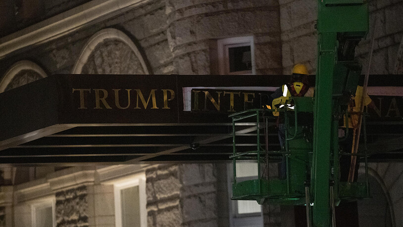 Ddie Beschilderung für das Trump International Hotel wird entfernt, weil die Pachtrechte für das Hotel in Washington D.C. verkauft wurden. Foto: Gemunu Amarasinghe/AP/dpa
