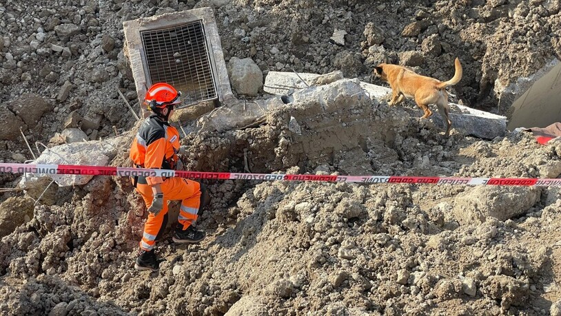 Alle drei Arbeiter, die am Donnerstag beim Einsturz einer Baugrube in Feusisberg verschüttet wurden, sind tot geborgen worden.