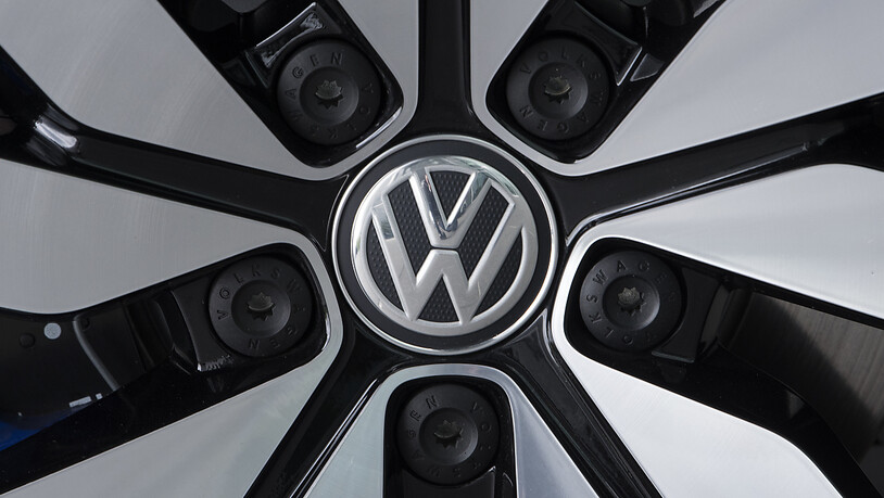 Der Autokonzern Volkswagen hat im April einen weiteren Einbruch erlebt. Weltweit lieferten die Wolfsburger 38 Prozent weniger Autos aus als im gleichen Vorjahresmonat, (Archivbild)