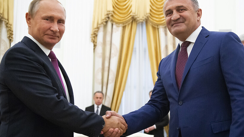 ARCHIV - Russlands Präsident Wladimir Putin (l) und Anatoli Bibilow, der Präsident von Georgiens abtrünniger Region Südossetien, während eines Treffens in Moskau im August 2018. Foto: -