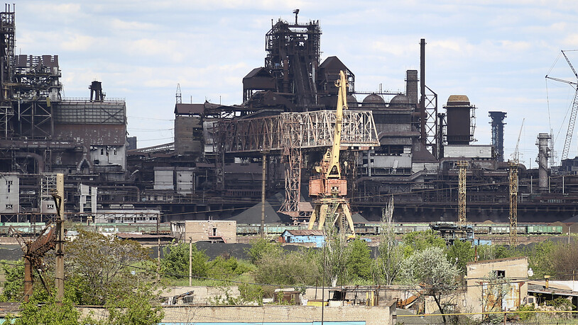 Blick auf das Stahlwerk Azovstal in Mariupol. Foto: Alexei Alexandrov/AP/dpa
