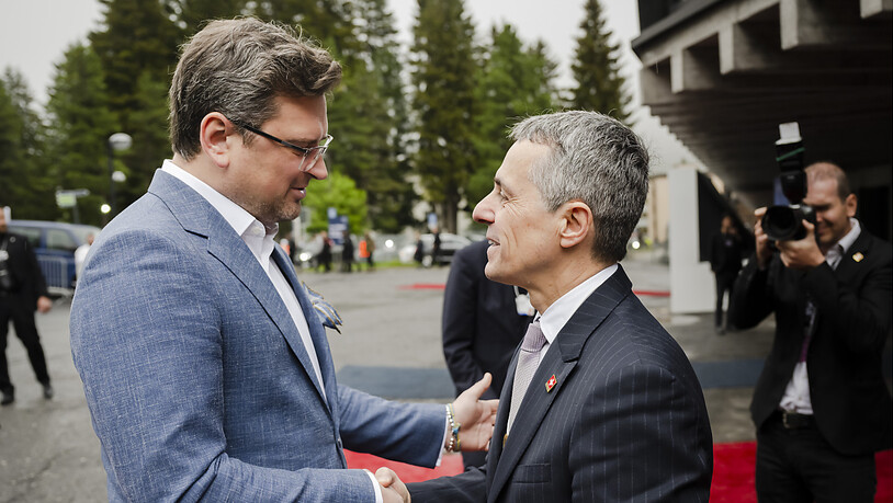 Trotz Verspätung: der ukrainische Aussenminister Dmytro Kuleba (links) wird am WEF in Davos von Bundespräsident Ignazio Cassis begrüsst.