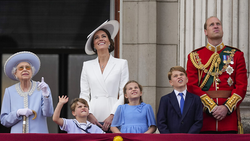 Die königliche Familie bewundert die Kunstflugstaffel der  "Red Arrows" vom Balkon des Buckingham-Palastes.