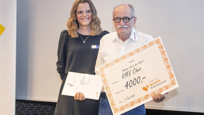 Verein des Jahres: Anton Zarn vom Rad- und Mountainbike-Verein Chur nimmt die Auszeichnung entgegen. Im Beisein von Rahel Bachmann, welche die Laudatio hielt. 