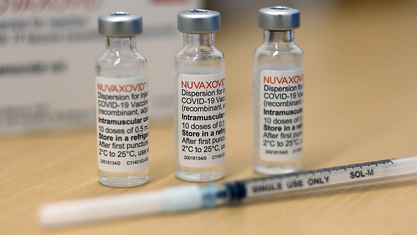 Die US-Arzneimittelbehörde FDA ist besorgt über ein mögliches Risiko einer Herzmuskelentzündung beim Corona-Impfstoff Novavax. Das Vakzin ist in der Schweiz und vielen EU-Staaten bereits zugelassen.