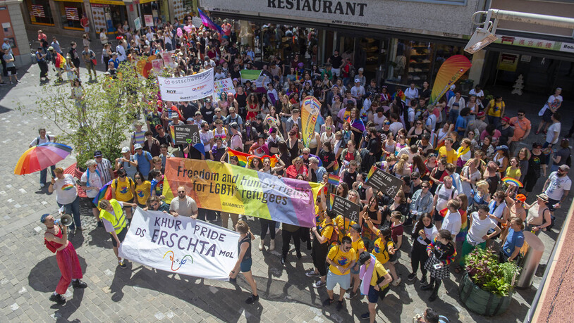 Premiere: Erstmals demonstrieren Menschen in Chur für Gleichstellung und Akzeptanz von queeren Lebensweisen. (rechts).