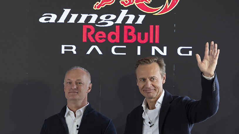 Alinghi-Patron Ernesto Bertarelli (rechts) und Hans-Peter Steinacher, Vertreter von Red Bull, bei der Bekanntgabe vergangenen Dezember: Alinghi Red Bull Racing nimmt 2024 am America's Cup vor Barcelona teil.
