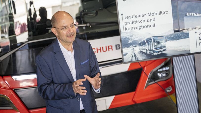 Kurz vor der Testfahrt: Bus-Chur-Unternehmensleiter Ralf Kollegger berichtet vor einem Elektrobus im Depot am Hauptsitz in Chur von den Höhepunkten und Rückschlägen im vergangenen Jahr.