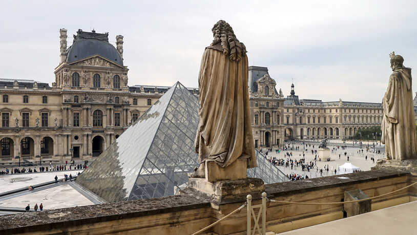 ARCHIV - Blick in den Innenhof des Louvre-Palast mit der gläsernen Pyramide. Die Polizei in Paris hat am Museum Louvre einen illegalen Handel mit Eintrittskarten zerschlagen und 14 Tatverdächtige festgesetzt. Foto: Jan Woitas/dpa-Zentralbild/dpa