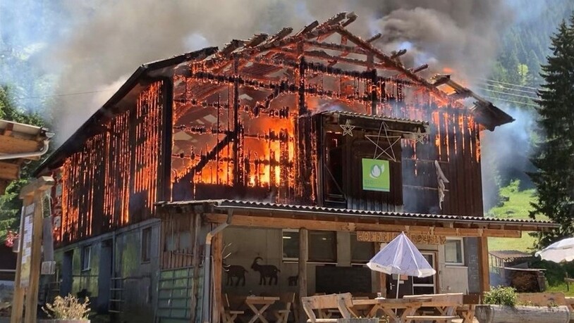 Flammen in Rona: Durch die Bauernfamilie und Helfer konnten die Ziegen aus dem brennenden Stall befreit werden.