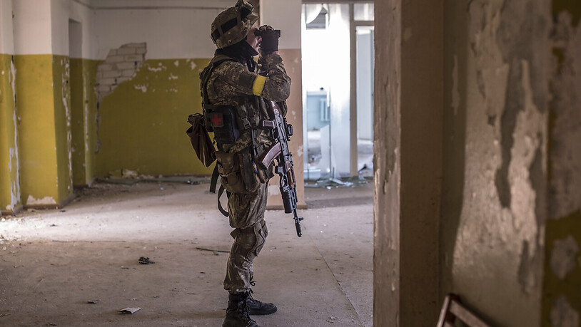 Ein ukrainischer Soldat blickt während schwerer Kämpfe an der Frontlinie in Sjewjerodonezk in der Region Luhansk durch ein Fernglas. Nach Mitteilung des ukrainischen Generalstabs am Donnerstag liefern sich ukrainische und russische Truppen weiter schwere…