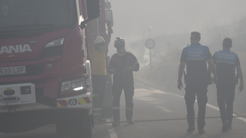 Eine Einheit der Feuerwehr ist bei einem Waldbrand im Einsatz. Spanien erlebt eine andauernde, ungewöhnlich früh im Jahr auftretende Hitzewelle. Foto: Eduardo Sanz/EUROPA PRESS/dpa