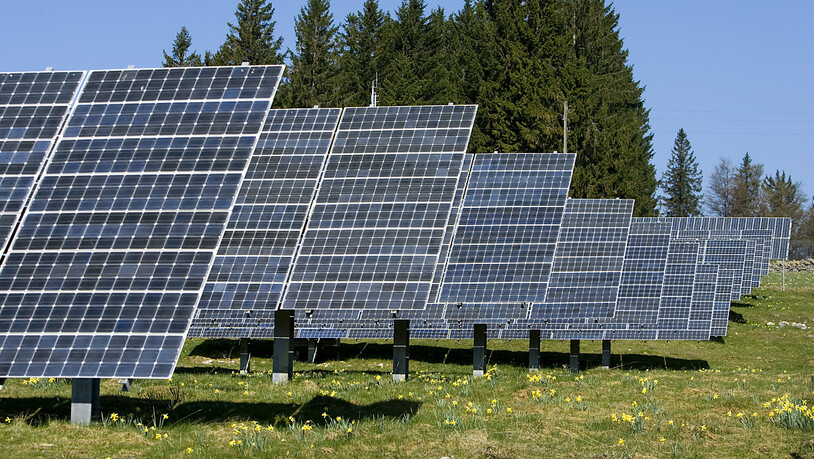 Die BKW expandiert im Bereich Photovoltaik - im Bild das Kraftwerk auf dem Mont Soleil. (Archiv)