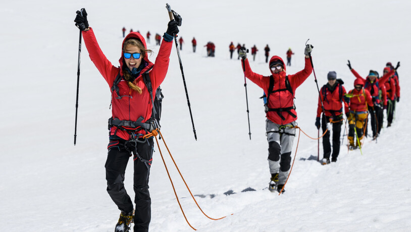 Die längste Frauenseilschaft der Welt auf dem Weg zum Gipfel des Breithorns.