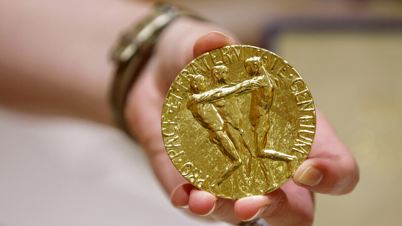 Die 23-karätige Goldmedaille des russischen Journalisten Dmitri Muratow für den Friedensnobelpreis 2021 wird vor der Versteigerung im Times Center gezeigt. Foto: Eduardo Munoz Alvarez/AP/dpa